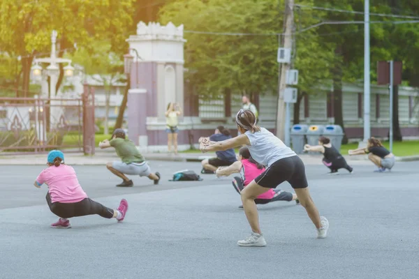 Grupa starszego przyjaciela robi taniec aerobowy po pracy razem w Lumpini Park w Bangkoku, Tajlandia. — Zdjęcie stockowe