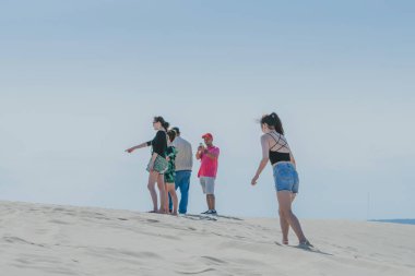 Mui Ne, Vietnam-25 Nisan: tanımlanamayan turistler dinlenmek ve fotoğraf çekmek 