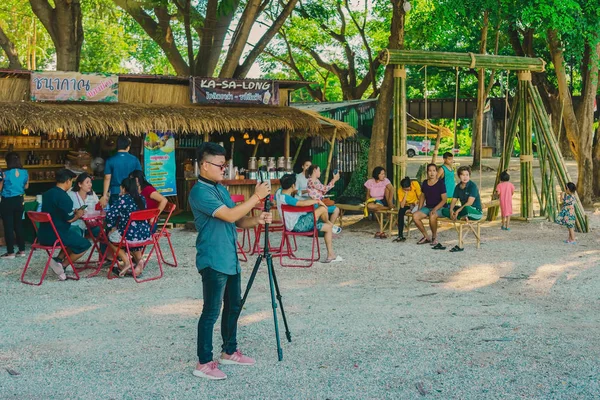 KANCHANABURI TAILANDIA-JULIO 16,2019: Artesanías, comida casera, ropa de algodón y más de los productores locales vienen a formar comunidad y establecer el mercado local — Foto de Stock