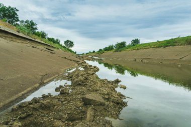 Beton duvarda sulama kanalı Rezervuardan çiftçinin tarım alanına su gönderme