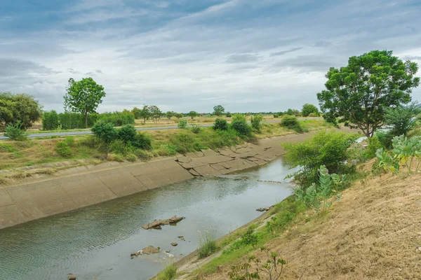 Beton duvarda sulama kanalı veya sulama kanalı Beton duvarda watsulama kanalı veya sulama kanalı göndermek Rezervuardan çiftçinin tarım alanına su gönder 