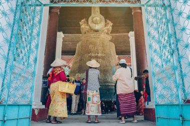 Mingun-Myanmar, 20 Ocak 2019: tanımlanamayan turistler Mingun Bell ziyaret geldi