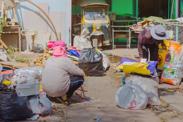KANCHANABURI, TAILANDIA - 13 DE FEBRERO DE 2018: Los compradores de chatarra no identificados están clasificando los residuos — Foto de Stock