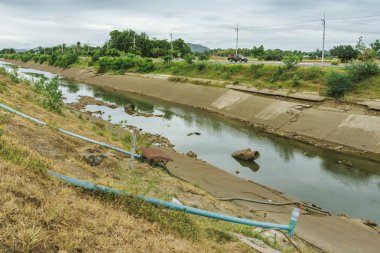 Beton duvardaki sulama kanalı ya da sulama kanalı çiftçinin tarımsal alanına su gönderin. 