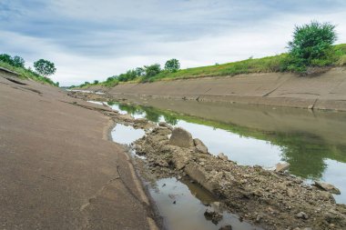 Beton duvardaki sulama kanalı ya da sulama kanalı çiftçinin tarımsal alanına su gönderin. 