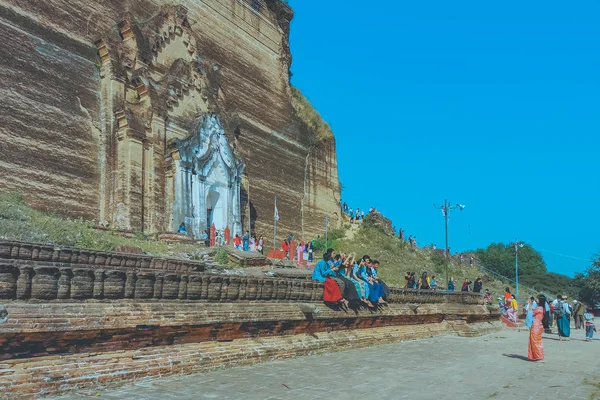 Mingun-Myanmaru, 20. ledna 2019: návštěvy neidentifikovaných turistů přicházejí a berou fotographys — Stock fotografie