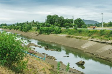 Beton duvarda sulama kanalı Rezervuardan çiftçinin tarım alanına su gönderme