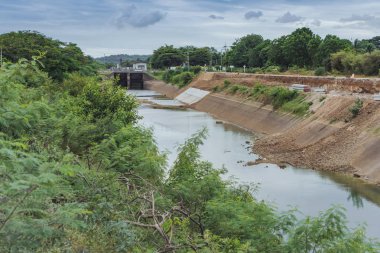 Beton duvarda sulama kanalı Rezervuardan çiftçinin tarım alanına su gönderme