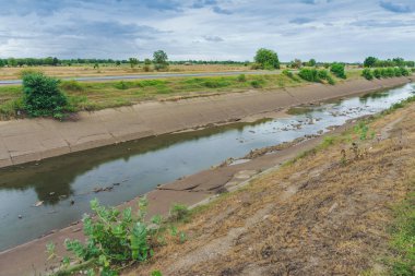 Beton duvarda sulama kanalı Rezervuardan çiftçinin tarım alanına su gönderme