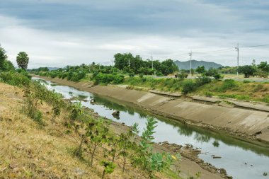 Beton duvarda sulama kanalı veya sulama kanalı Beton duvarda watsulama kanalı veya sulama kanalı göndermek Rezervuardan çiftçinin tarım alanına su gönder