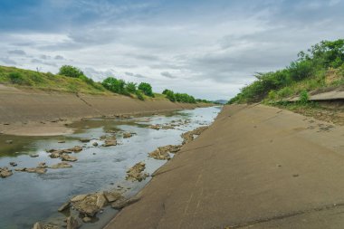 Beton duvarda sulama kanalı Beton duvarda watsulama kanalı veya sulama kanalı göndermek Rezervuardan çiftçinin tarım alanına su gönder