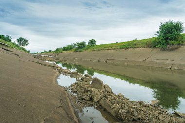 Beton duvarda sulama kanalı Rezervuardan çiftçinin tarım alanına su gönderme