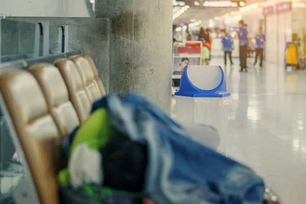 Papelera transparente cubierta azul para aumentar las medidas de seguridad colocadas en el suelo en el aeropuerto . — Foto de Stock