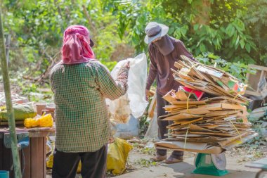 Kanchanaburi, Tayland-Şubat 13 2018: tanımlanamayan önemsiz alıcılar atık sıralama 