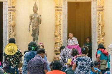 Ratchaburi-Tayland-Nisan 14: tanımlanamayan insanlar yeni keşiş uzağa atmak paralar rekabet zevk koordinasyonu katılmak