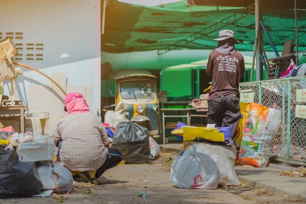 KANCHANABURI, TAILANDIA - 13 DE FEBRERO DE 2018: Los compradores de chatarra no identificados están clasificando los residuos — Foto de Stock