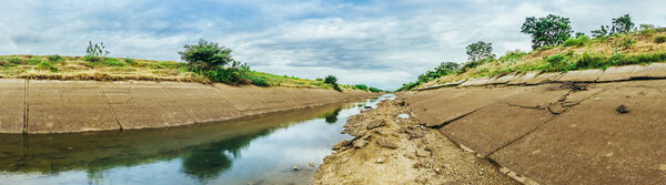 Орошение канала в бетонной стене Отправка воды из резервуара в сельскохозяйственную зону фермера

