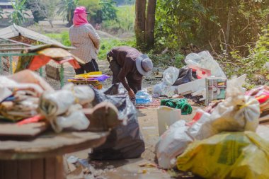 Kanchanaburi, Tayland-Şubat 13 2018: tanımlanamayan önemsiz alıcılar atık sıralama 