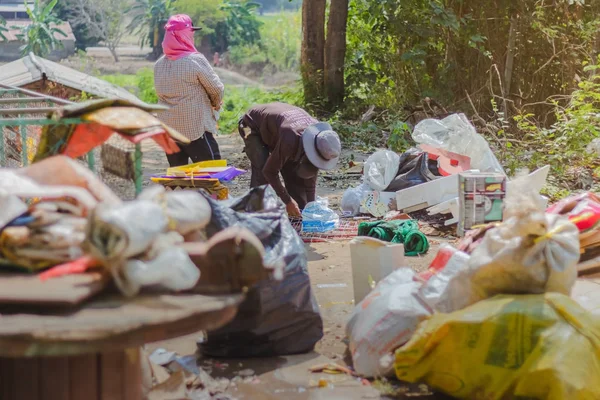 KANCHANABURI, TAILANDIA - 13 DE FEBRERO DE 2018: Los compradores de chatarra no identificados están clasificando los residuos — Foto de Stock