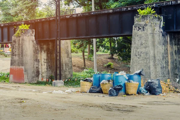El área que arrojó basura debajo del puente del río Kwai — Foto de Stock