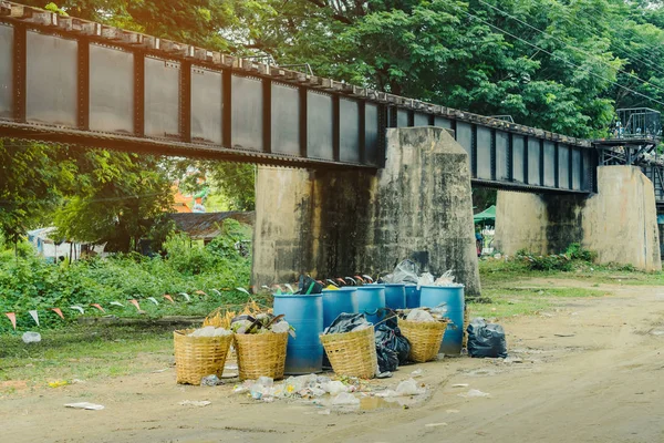 El área que arrojó basura debajo del puente del río Kwai — Foto de Stock