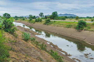 Beton duvarda sulama kanalı Rezervuardan çiftçinin tarım alanına su gönderme 