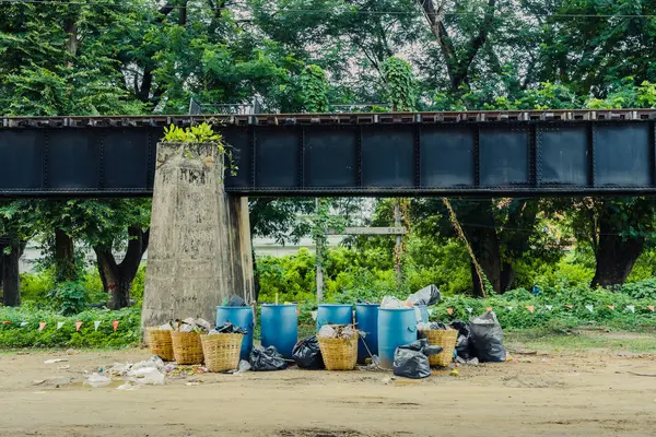 El área que arrojó basura debajo del puente del río Kwai — Foto de Stock