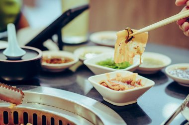 İnsanlar restoranda dumansız ızgarada et pişiriyor.. 