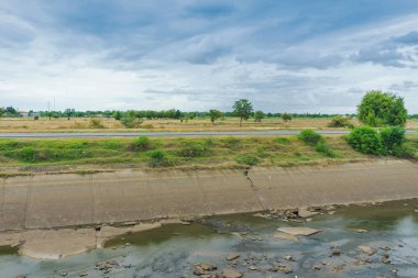 Beton duvarda sulama kanalı Rezervuardan çiftçinin tarım alanına su gönderme 