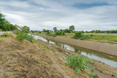 Beton duvarda sulama kanalı Rezervuardan çiftçinin tarım alanına su gönderme 