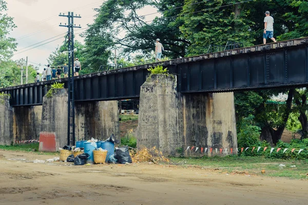 El área que arrojó basura debajo del puente del río Kwai — Foto de Stock