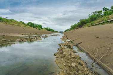 Beton duvarda sulama kanalı Rezervuardan çiftçinin tarım alanına su gönderme 