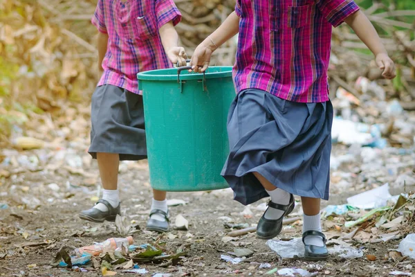 Estudiantes femeninas ayudan a eliminar la basura del aula para amontonar residuos — Foto de Stock