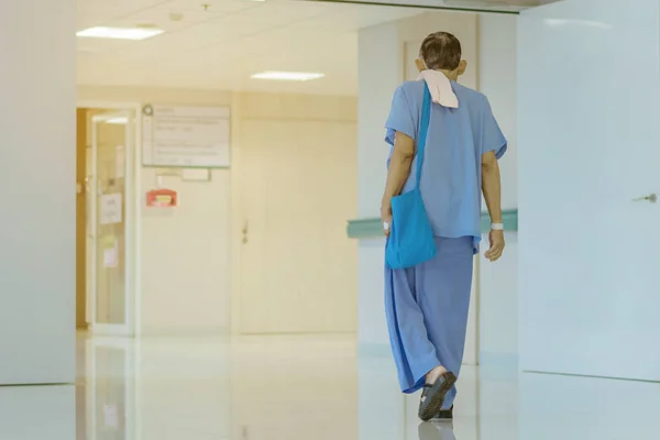 男性尿路患者は、運動と病院での休息のために歩く — ストック写真