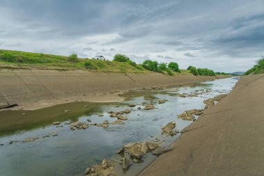Beton duvardaki sulama kanalı ya da sulama kanalı çiftçinin tarımsal alanına su gönderin. 