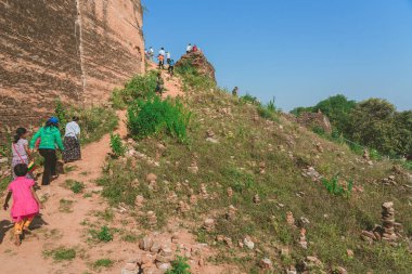 Mingun-Myanmar, 20 Ocak 2019 : Kimliği belirsiz turistler Harabe Mingun pagodasını ziyarete ve fotoğraf çektirmeye geliyor  