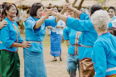 Kanchanaburi, Tayland - 12 Ağustos : Tay kültürleri play 