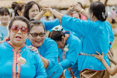 Kanchanaburi, Tayland - 12 Ağustos : Tay kültürleri play 