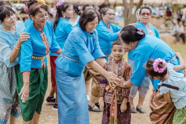 Kanchanaburi, Tayland - 12 Ağustos : Tay kültürleri play 