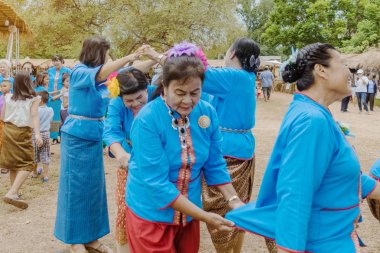 Kanchanaburi, Tayland - 12 Ağustos : Tay kültürleri play 