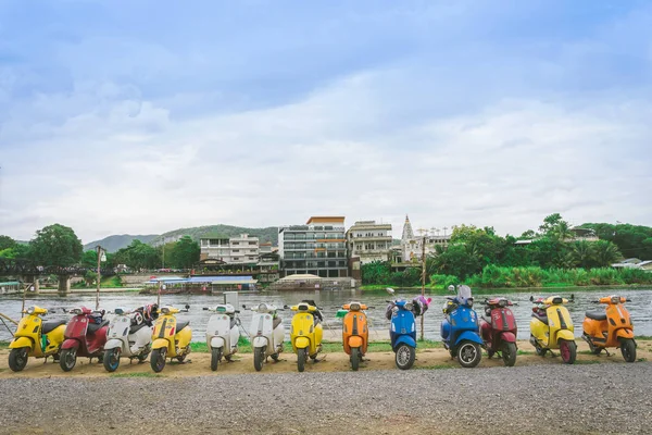 KANCHANABURI, TAILANDIA - 4 de agosto de 2019: Vespa gang aparcaba en la fila para reunirse y reunirse después de recorrer juntos — Foto de Stock