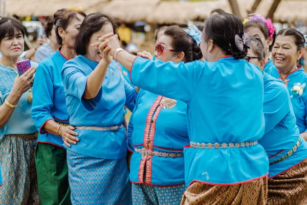 KANCHANABURI, TAILANDIA - 12 de agosto: Las culturas tailandesas juegan a "Ri Ri Khao San" tratando de atrapar al último — Foto de Stock