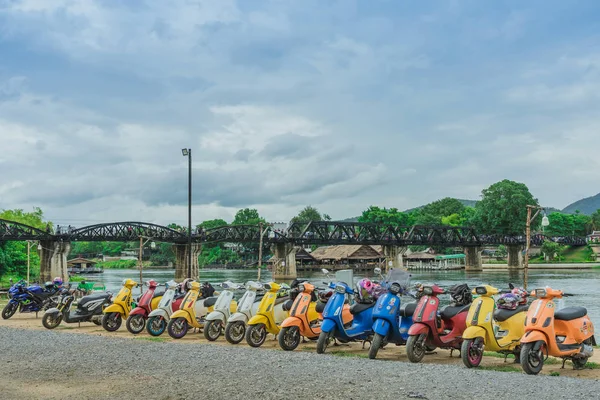 Kanchanaburi, Thaiföld-augusztus 4, 2019: Vespa banda volt parkoló a vonal ülés és a gethering után turnézott együtt — Stock Fotó