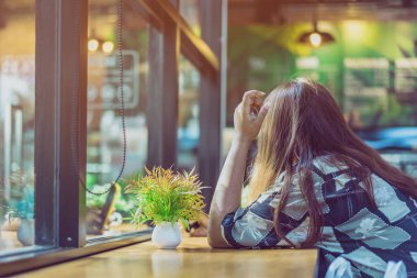 Dekorasyon için masanın üzerindeki yapay bitkiler veya plastik ağaçlar ve kahve dükkanındaki müşteriler için hoş geldin..