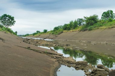 Beton duvarda sulama kanalı Rezervuardan çiftçinin tarım alanına su gönderme