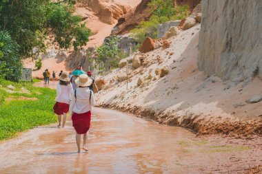 Turistlerin Geri görünümü Kırmızı Akım'da ayaklar üzerinde yürümek ( aynı zamanda Fairy Stream adlı)