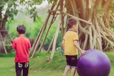 Kanchanaburi Tayland - 22 Nisan : Tanımlanamayan çocuklar Village Farm To Cafe'de yeşil alanda büyük bir top ile dinlenmek