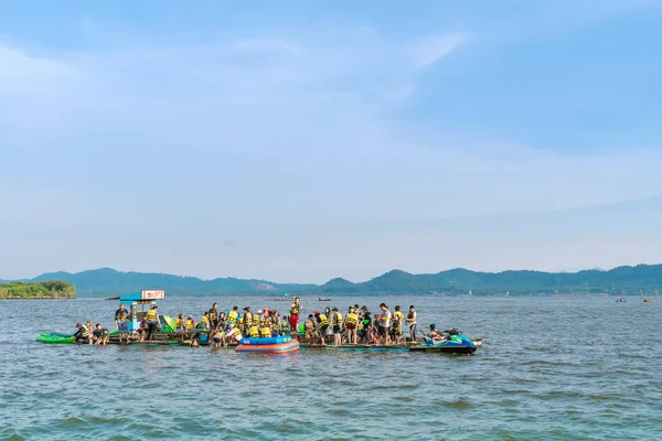 Chanthaburi, Tayland: 15 Nisan 2019 Tanımlanamayan turistler sallarda ve denizde kanoyla dinlenebilir