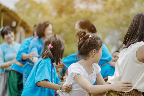Kanchanaburi, Tayland - 12 Ağustos : Tay kültürleri çizgide son bir yakalamaya çalışarak 
