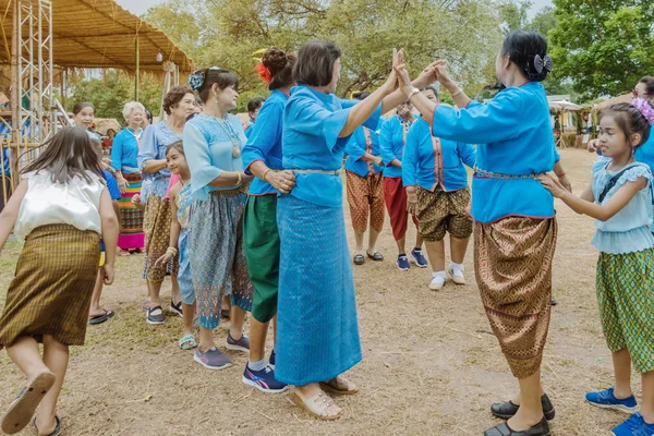 Kanchanaburi, Tayland - 12 Ağustos : Tay kültürleri çizgide son bir yakalamaya çalışarak 